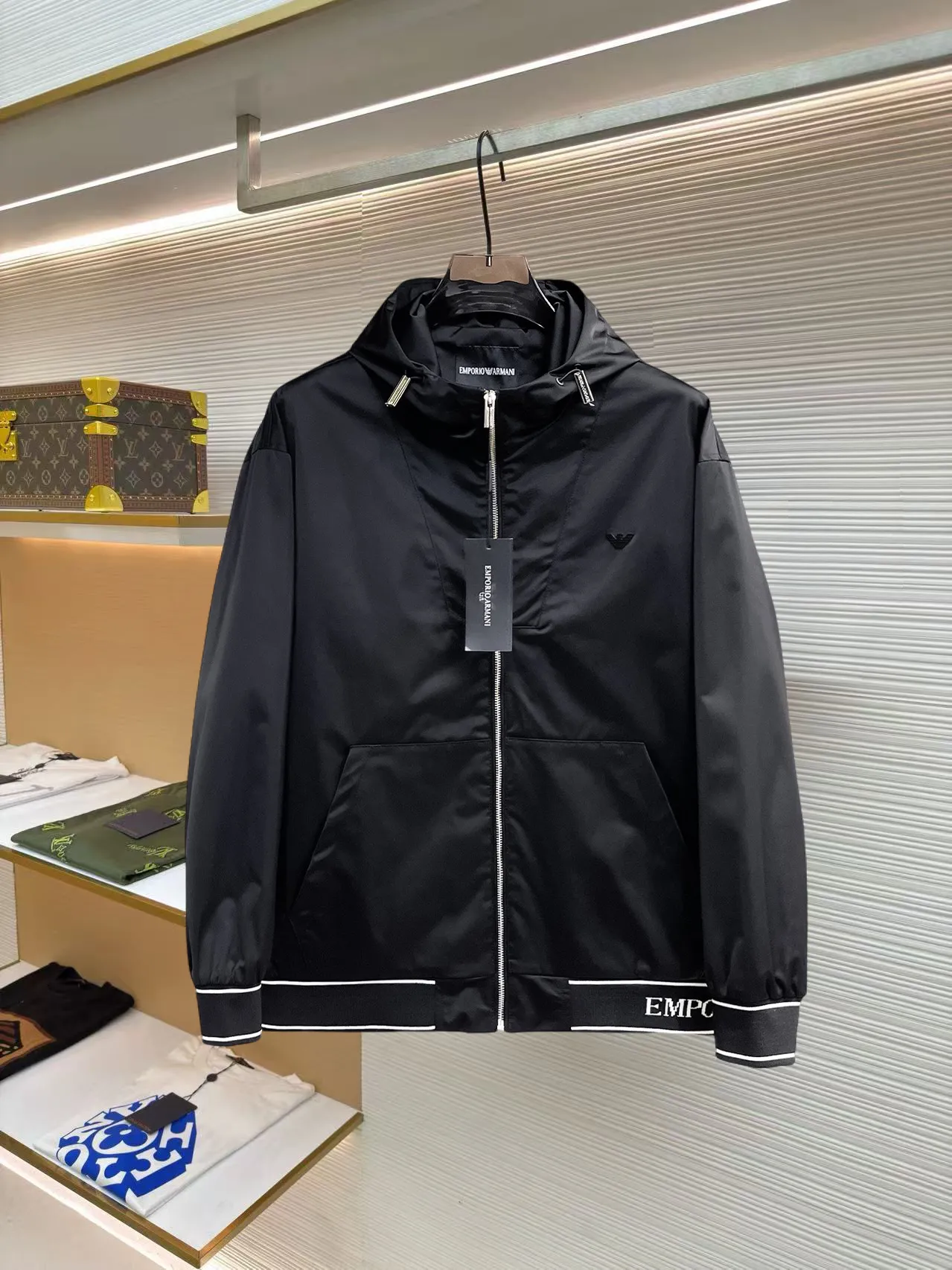 Armani official website Same Style, complete with three labels, on sale in advance. 2026 Autumn and Winter New Arrival men's jacket, Original with complete three labels, Premium version. Custom-made fabrics at the counter. Breathable, high comfort, impeccable details, brand element design concept, reflecting high quality. It feels delicate and soft, presents a casual cut, and has a great upper body shape. Sizes: M～3XL,